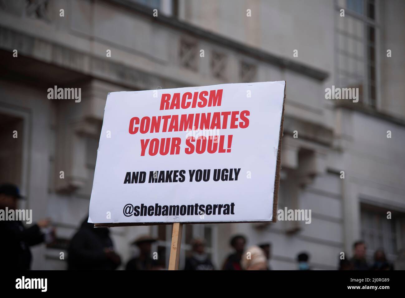 London, Großbritannien. 20. März 2022. Hunderte von Demonstranten versammelten sich vor dem Rathaus von Hackney nach einem Marsch von der Stoke Newington Polizeistation zur Unterstützung von ChildQ. Demonstranten forderten Gerechtigkeit für ChildQ, ein schwarzes Teenager-Mädchen, das auf Schulgelände von Polizeibeamten während ihrer Zeit nach einer falschen Anschuldigung des Drogenbesitzes abgestreift wurde. Claire Doherty/Alamy Live News Stockfoto