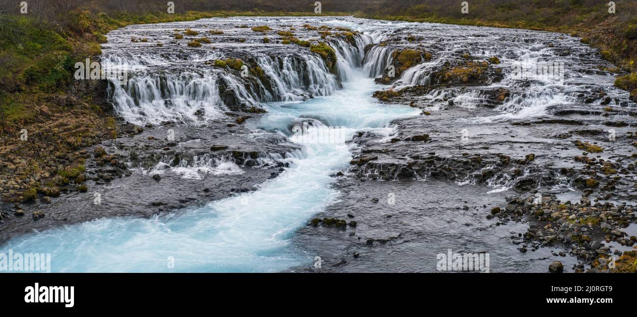 Malerischer Wasserfall Bruarfoss Herbstansicht. Die Jahreszeit ändert sich im südlichen Hochland Islands. Stockfoto