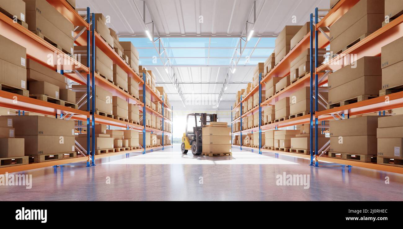 Gabelstapler bereitet Produkte für den Versand vor Stockfoto