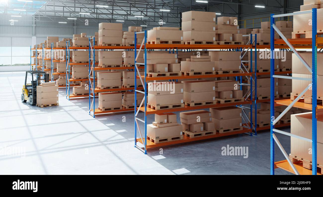 Gabelstapler bereitet Produkte für den Versand vor Stockfoto