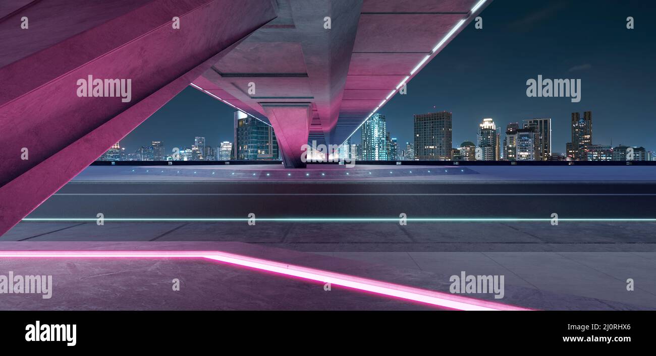 Leere Asphaltstraße unter der Brücke Stockfoto