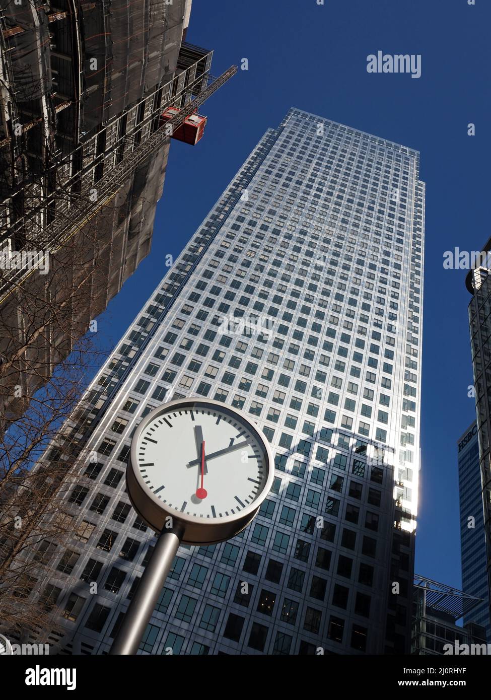 Uhr am Canada Square, Canary Wharf, Docklands, London, England Stockfoto