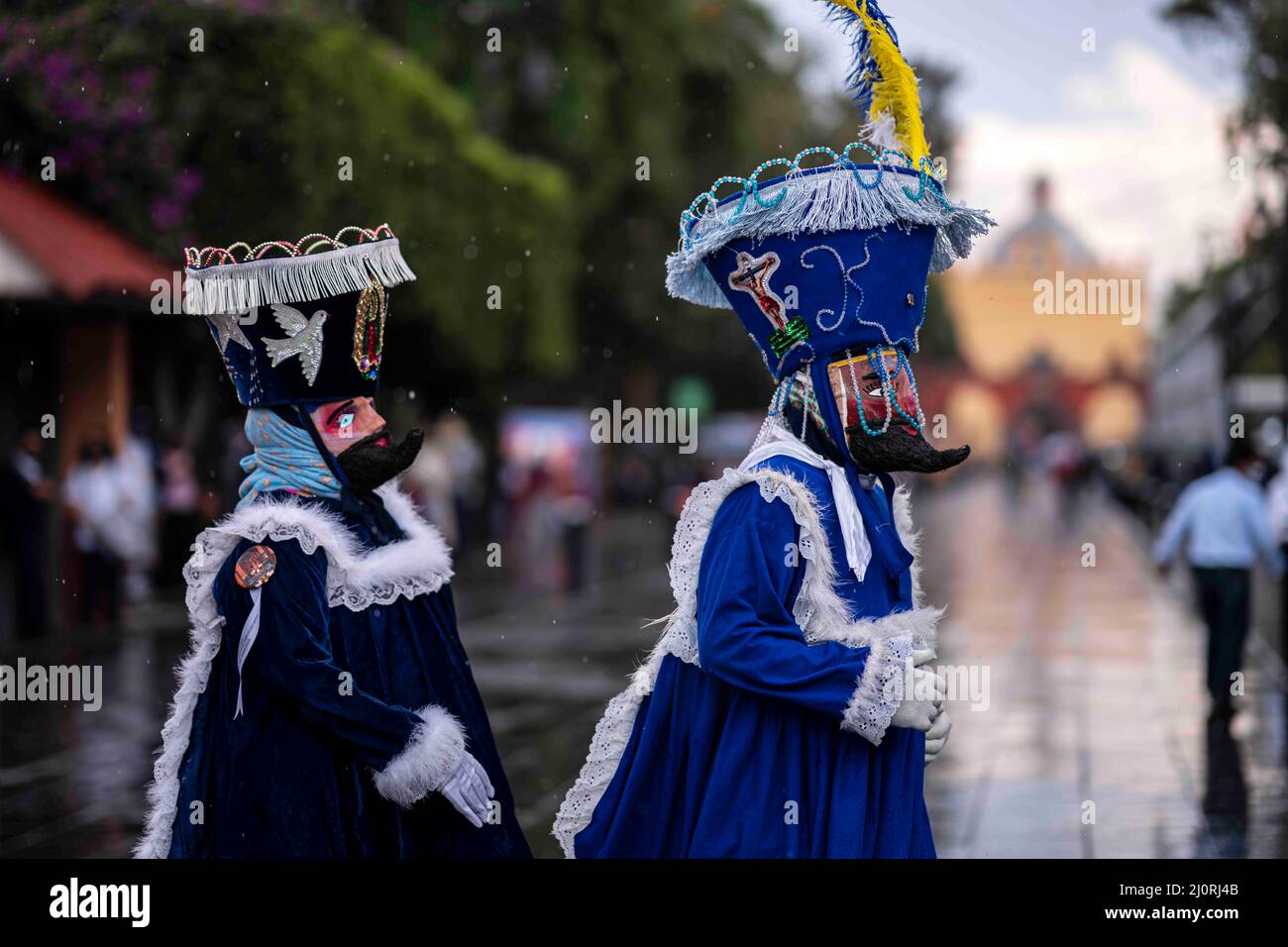Mexiko-Stadt, Mexiko. 18. März 2022. Die Menschen tragen Kostüme nimmt am Xochimilco Karneval 2022 Teil. (Bild: © David de la Paz/ZUMA Press Wire Service) Stockfoto