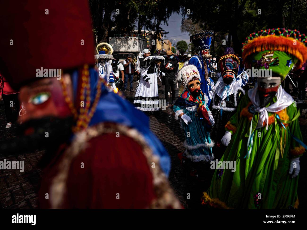Mexiko-Stadt, Mexiko. 18. März 2022. Die Menschen tragen Kostüme nimmt am Xochimilco Karneval 2022 Teil. (Bild: © David de la Paz/ZUMA Press Wire Service) Stockfoto