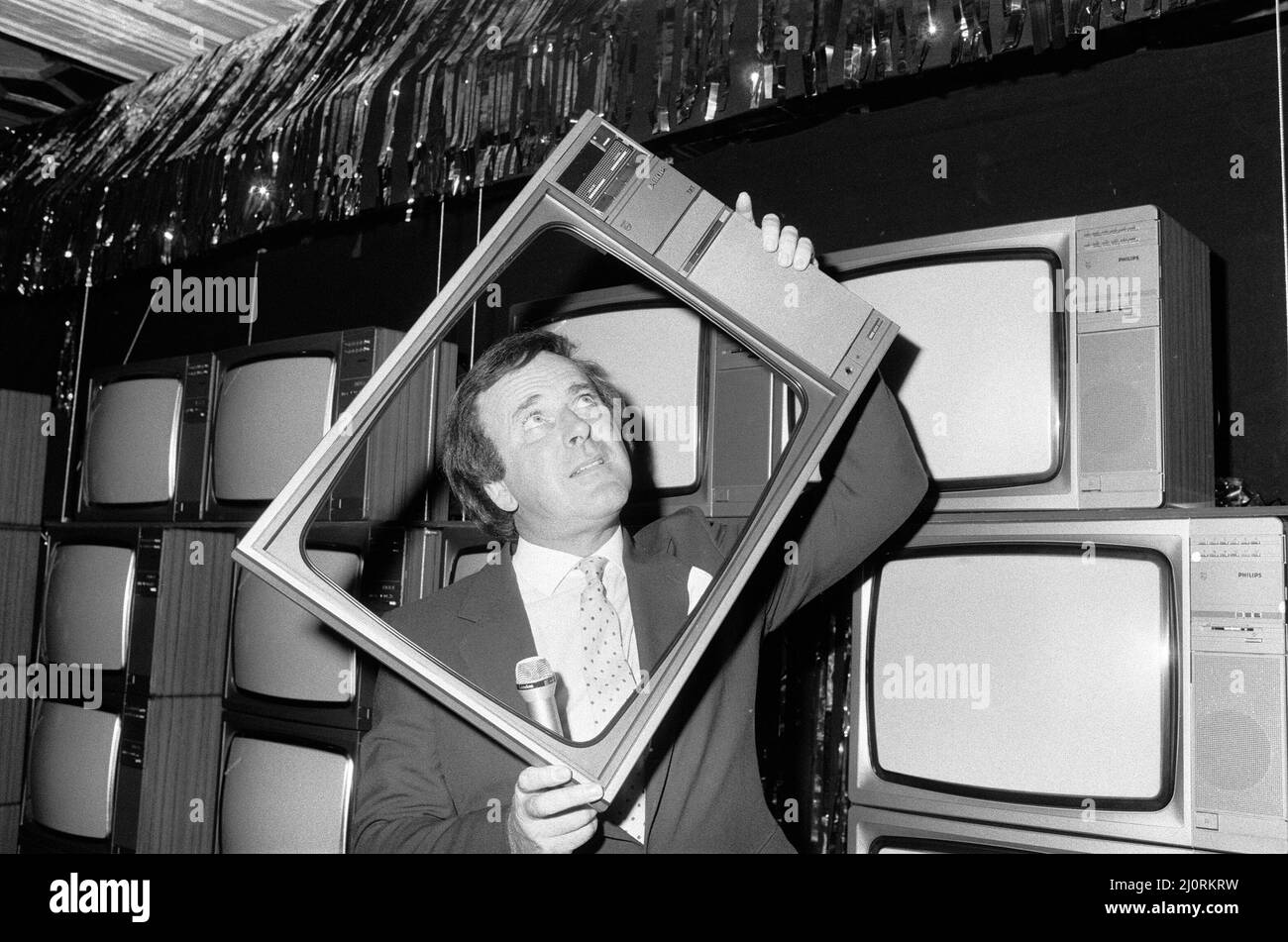 Terry Wogan erhielt heute 100 neue Fernseher. Sie werden von Phillips, den Fernsehern, präsentiert. Sie werden an den NSPCC gehen, der in diesem Jahr sein hundertjähriges Bestehen feiert - 100 Jahre der Unterstützung benachteiligter Kinder. terry Wogan wurde als Großbritanniens Lieblingsfigur des männlichen Fernsehens akzeptiert. 6.. September 1984. Stockfoto