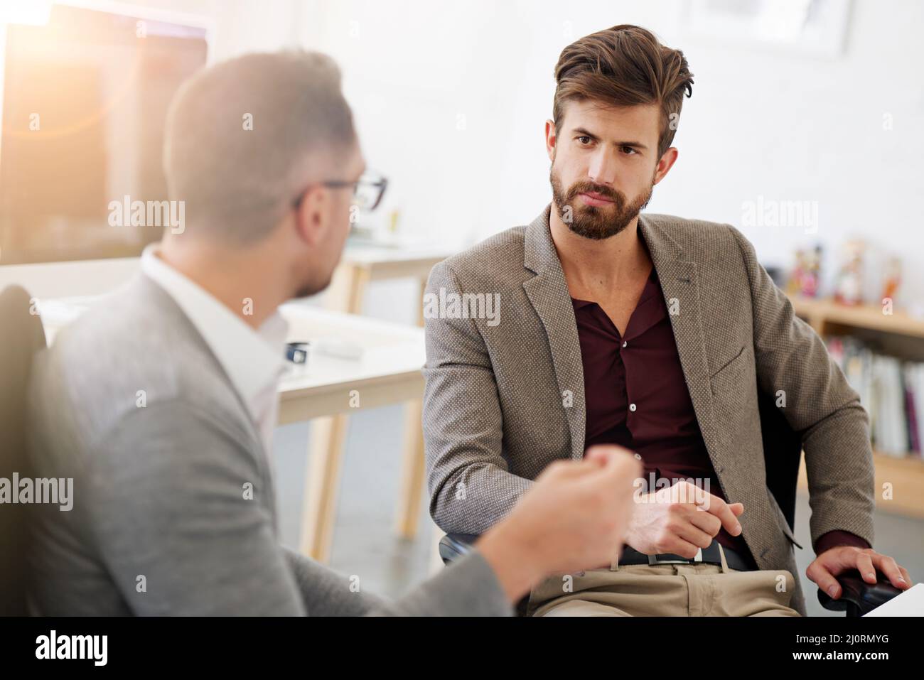 Wenn der Chef spricht, hört man zu Eine kurze Aufnahme von zwei Geschäftsleuten, die im Büro eine Diskussion führen. Stockfoto