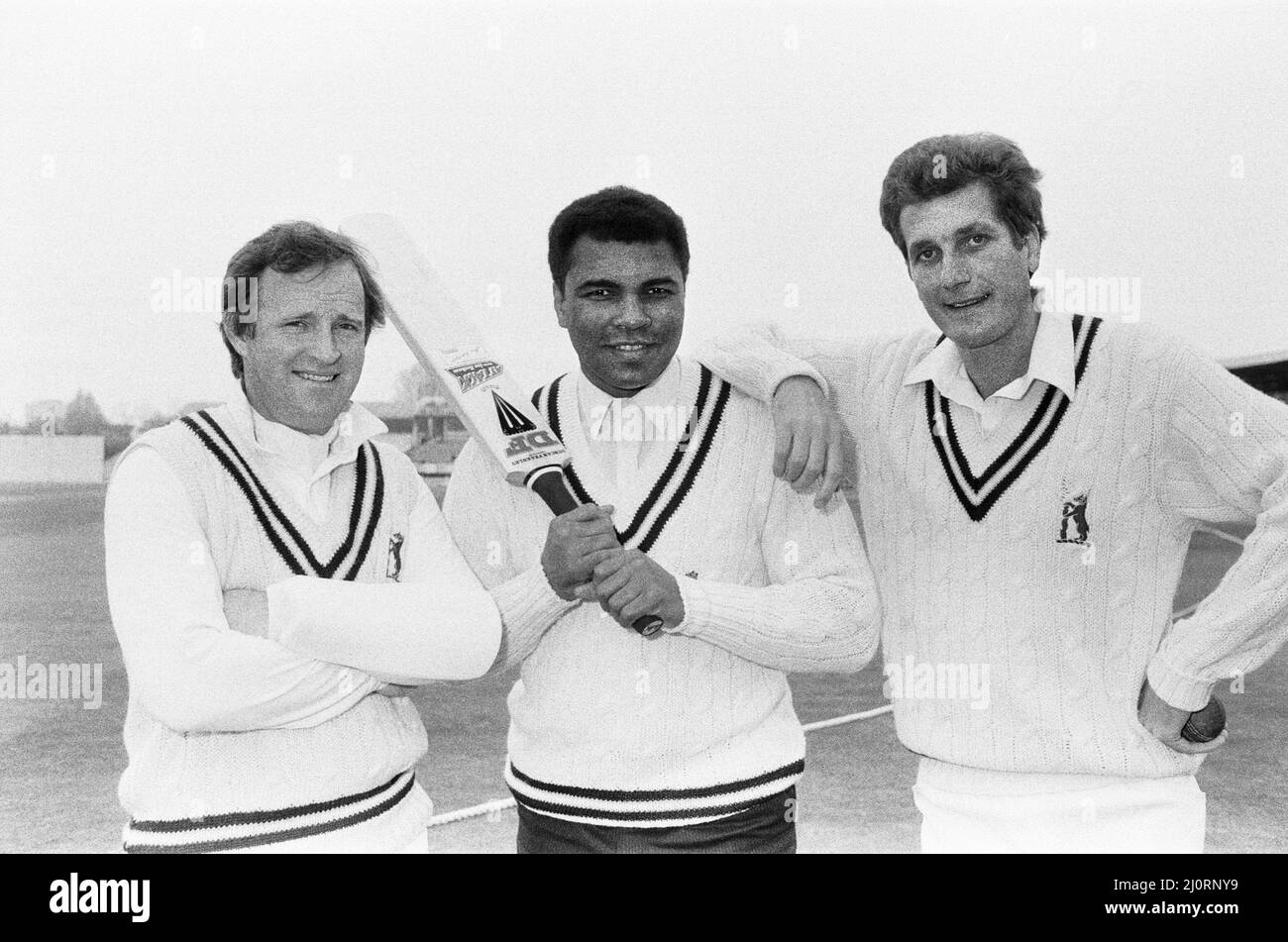 Von links nach rechts John Emburey, Muhammad Ali und Bob Willis.die Cricketers treffen den Ex-Weltmeister in England. 7. Mai 1984 Stockfoto