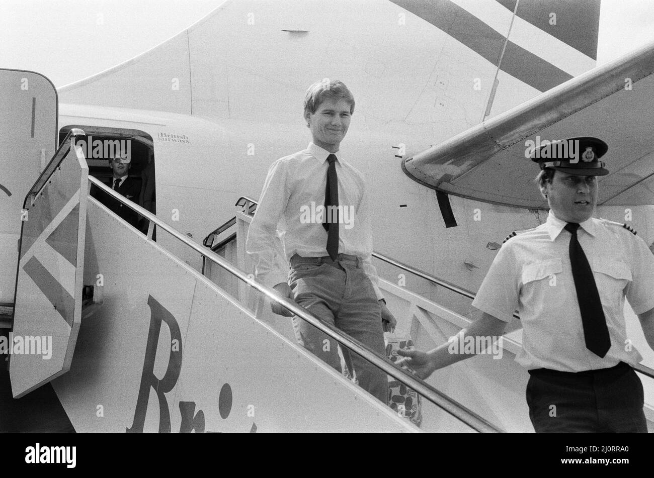 Unterleutnant Ian „Soapy“ Watson kommt am Flughafen Gatwick an. Am 7.. Juni wurde er gezwungen, seinen Harrier-Sprungjet auf einem kleinen spanischen Containerschiff Alraigo zu landen. Der Harrier hatte nur noch eine Minute Treibstoff übrig, als er ihn auf den schweren Decks des spanischen Schiffes im Atlantik landete. 10.. Juni 1983. Stockfoto