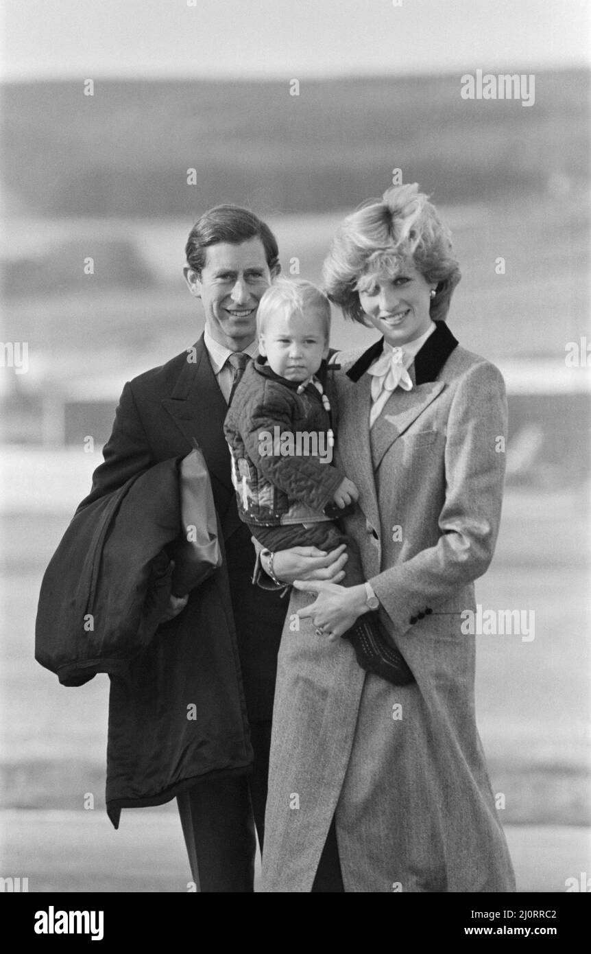 Ihre Königliche Hoheit Prinzessin Diana, die Prinzessin von Wales, hält ihren Sohn Prinz William fest, bevor sie am Flughafen Aberdeen, Schottland, in das königliche Flugzeug steigen. Bild 4 von 4 in dieser Sequenz von 4 Bildern bittet Prinzessin Diana Prinz William zu winken. Er versteht es nicht, also winkt er nicht. Und so winkt Prinzessin Diana, und bald winkt Prinz William mit ihr. Kopiert seine Mutter. Dies ist möglicherweise eine frühe, sogar erste, königliche Welle von einem damals 16. Monate alten Prinz William. Bild aufgenommen am 24.. Oktober 1983 Stockfoto