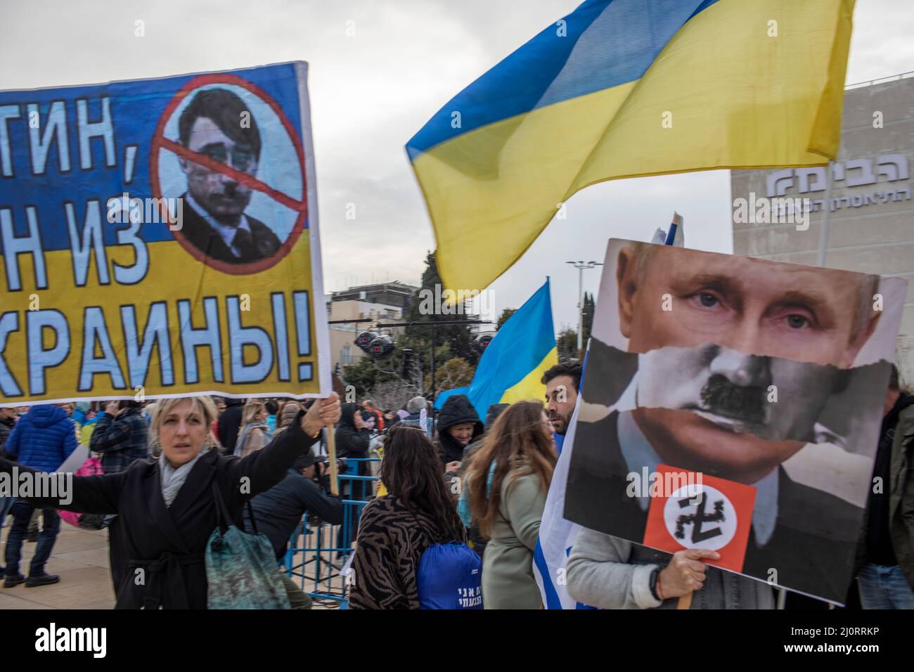 Tel Aviv, Israel. 20. März 2022. Israelis und ukrainische Unterstützer versammeln sich auf dem Habima-Platz in Tel aviv, um der Vorführung der Sonderrede des ukrainischen Präsidenten Zelensky vor der israelischen Regierung und der Öffentlichkeit zu folgen. Quelle: ilia Yefimovich/dpa/Alamy Live News Stockfoto