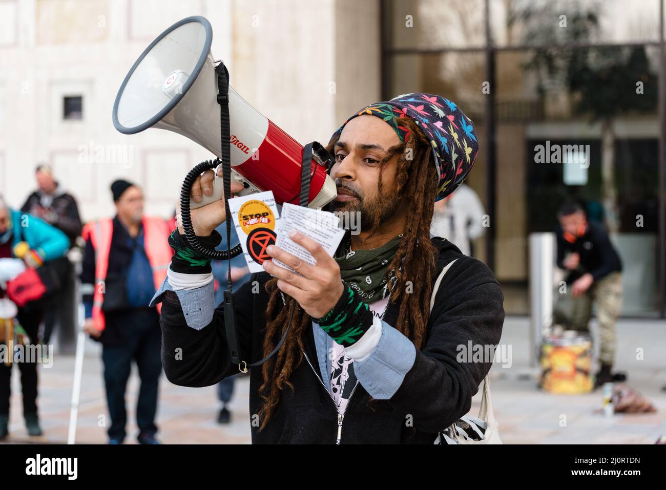 London, Großbritannien. 20. März 2022. In Vorbereitung auf den Weltwassertag marschieren Protestierende des Extinction Rebellion zum Shell-Hauptquartier, um auf die negativen Auswirkungen von Öl und Gas auf Gewässer und indigene Gemeinschaften aufmerksam zu machen. Quelle: Andrea Domeniconi/Alamy Live News Stockfoto