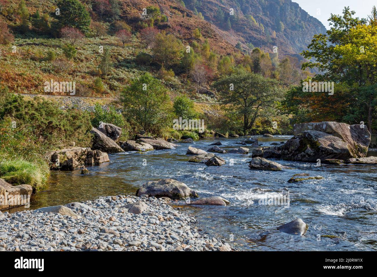 Blick entlang des Flusses Glaslyn im Herbst Stockfoto