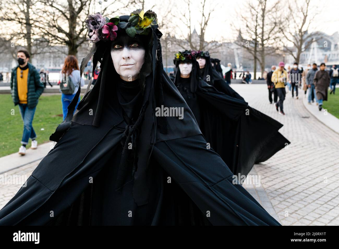 London, Großbritannien. 20. März 2022. In Vorbereitung auf den Weltwassertag marschieren Protestierende des Extinction Rebellion zum Shell-Hauptquartier, um auf die negativen Auswirkungen von Öl und Gas auf Gewässer und indigene Gemeinschaften aufmerksam zu machen. Quelle: Andrea Domeniconi/Alamy Live News Stockfoto