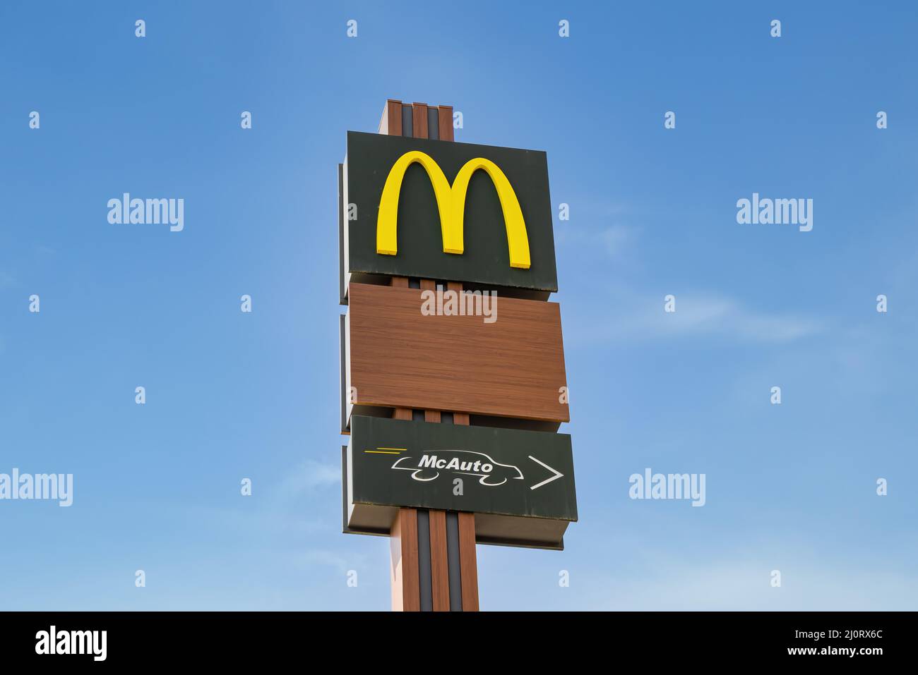 Huelva, Spanien - 19. März 2022: Posteingang von McDonald's McAuto Drive. McDonald's ist ein US-amerikanischer multinationaler Fast-Food-Konzern, der in gegründet wurde Stockfoto