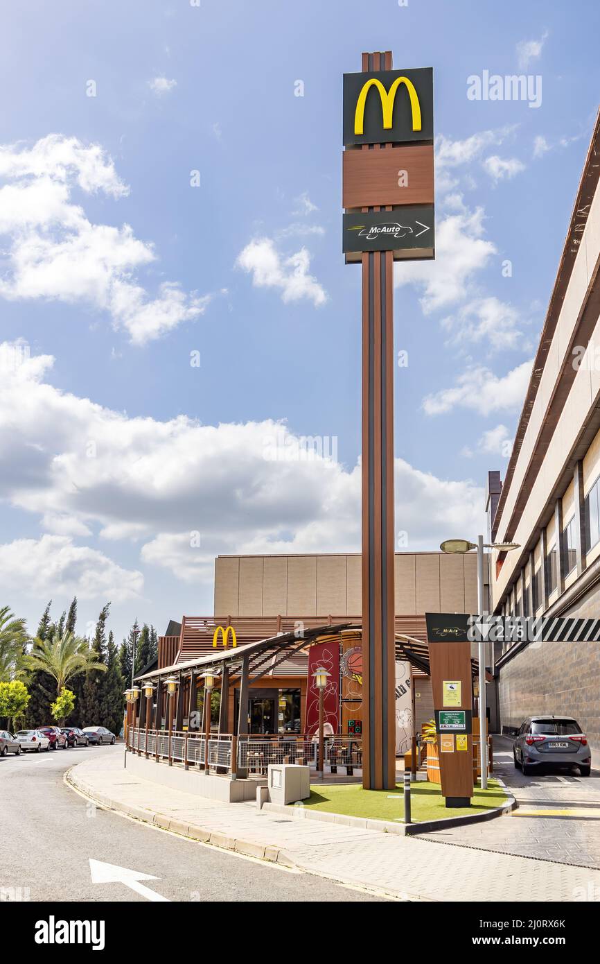 Huelva, Spanien - 19. März 2022: McDonald's McAuto Drive am Eingang. McDonald's ist ein US-amerikanischer multinationaler Fast-Food-Konzern, der 1940 AS gegründet wurde Stockfoto