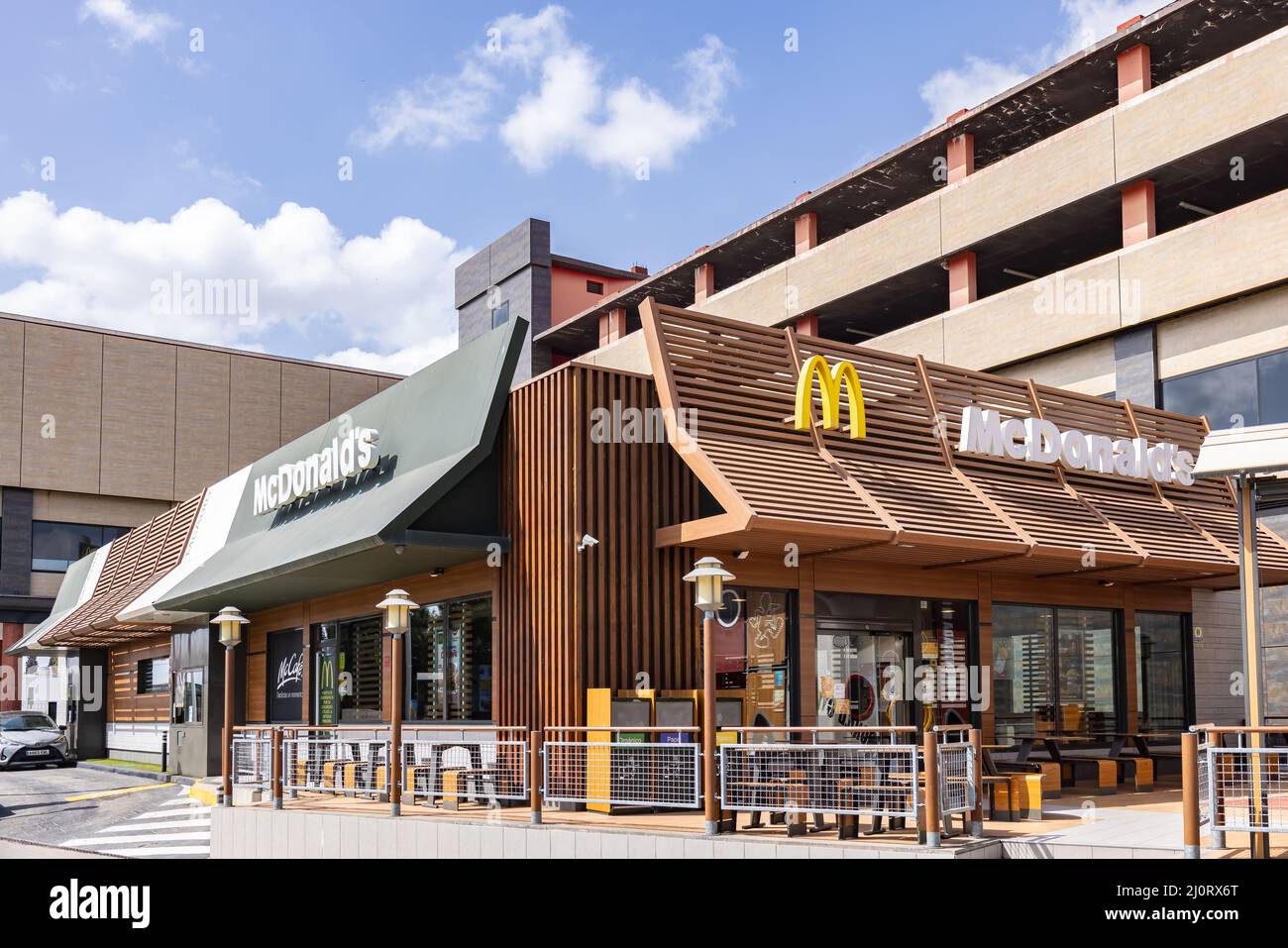 Huelva, Spanien - 19. März 2022: McDonald's Restaurant in Huelva. McDonald's ist ein US-amerikanischer multinationaler Fast-Food-Konzern, der 1940 als Stockfoto