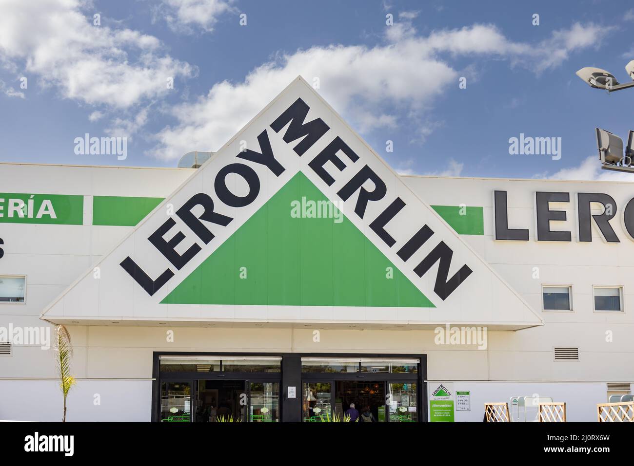 Huelva, Spanien - 19. März 2022: Leroy Merlin in Huelva. Leroy Merlin ist ein französischer Baumarkt- und Gartenhändler mit Hauptsitz in Frankreich Stockfoto