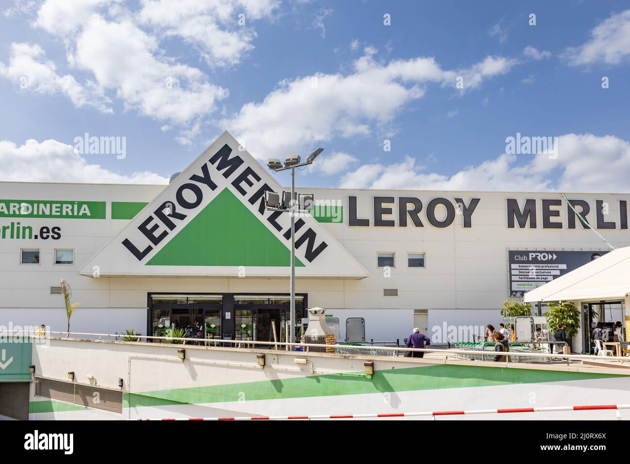 Huelva, Spanien - 19. März 2022: Leroy Merlin in Huelva. Leroy Merlin ist ein französischer Baumarkt- und Gartenhändler mit Hauptsitz in Frankreich Stockfoto