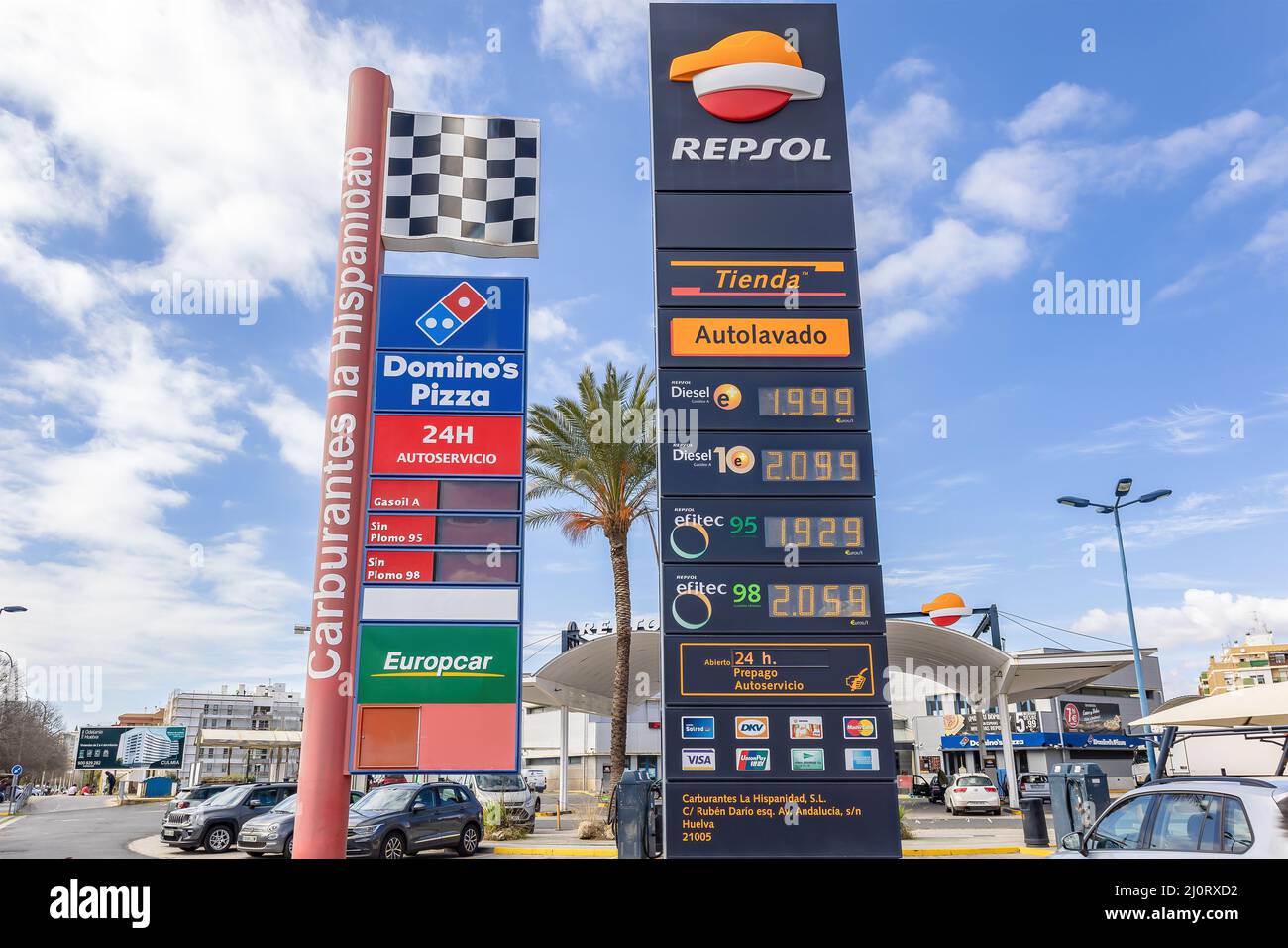 Huelva, Spanien - 6. März 2022: Anzeige mit Gaspreisen, Diesel und bleifreiem Benzin, an der Repsol Tankstelle. Stockfoto