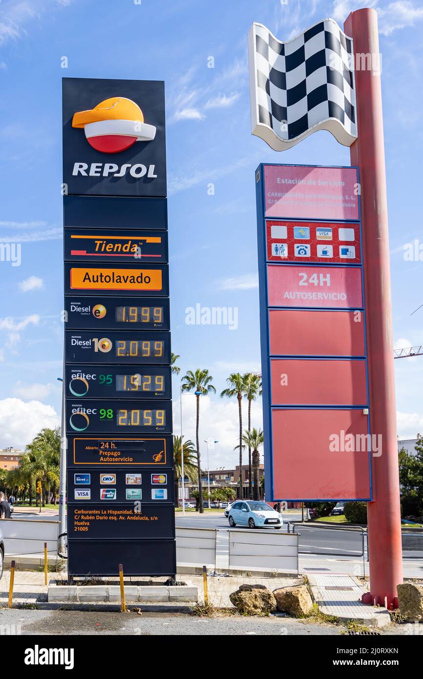Huelva, Spanien - 6. März 2022: Anzeige mit Gaspreisen, Diesel und bleifreiem Benzin, an der Repsol Tankstelle. Stockfoto