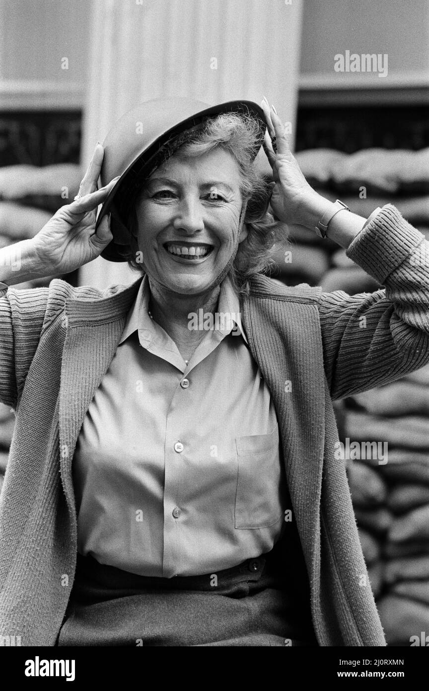 Dame Vera Lynn wird im Lyceum in der „Stage Door Canteen“ auftreten, um den 40.. Jahrestag des D Day zu feiern. Die Front ist sandgesackt und Vera trug die Uniform des 2. Weltkriegs für die Fotozelle. 3.. Juni 1984. Stockfoto