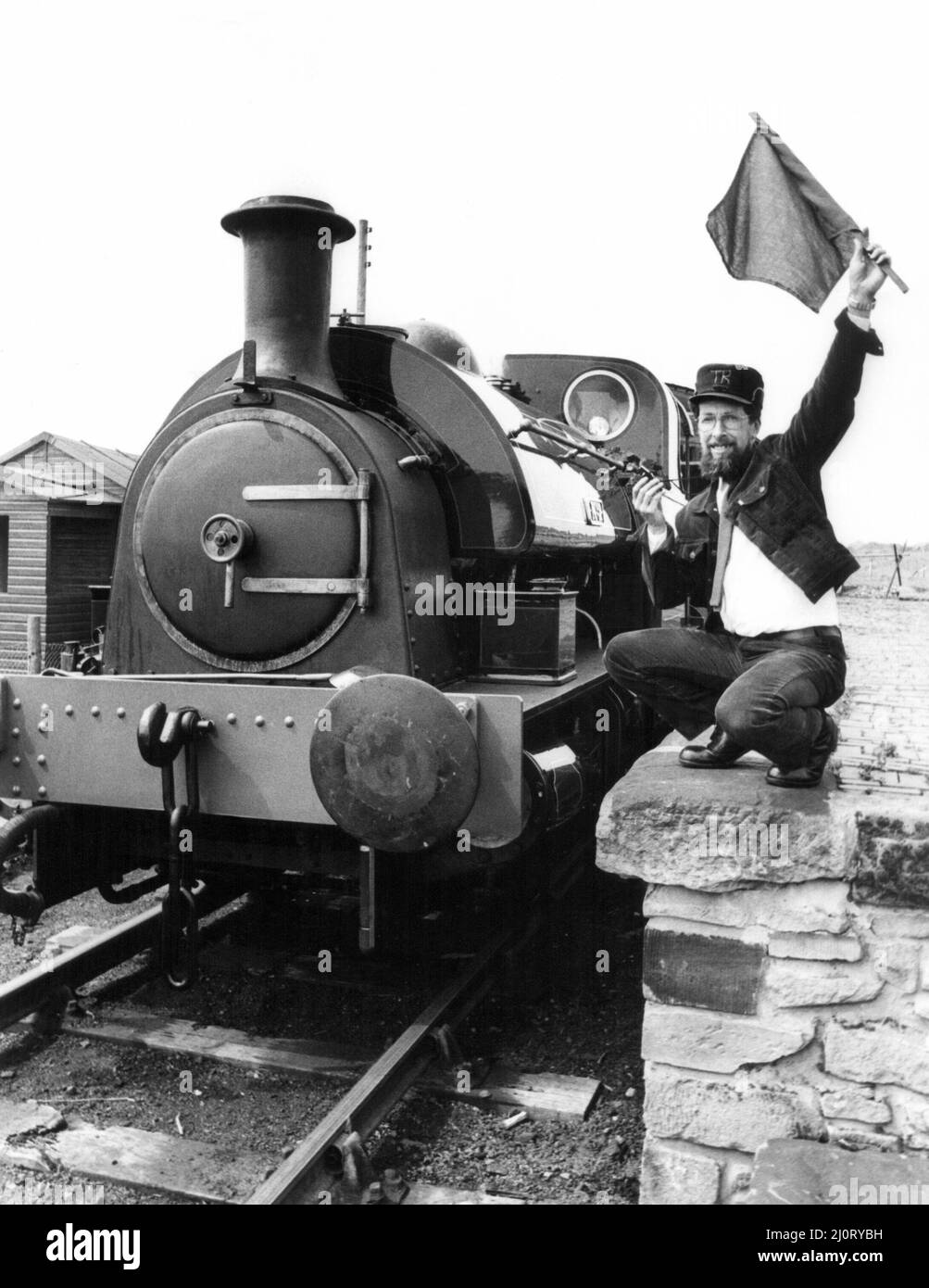 Der Wächter der Tanfield Railway Association, Bob Payne, fährt die neu in Betrieb genommene Dampflokomotive Hawthorn Leslie ab 0-4-0, die 1911 auf der Marley Hill-Strecke am 23.. Mai 1984 gebaut wurde Stockfoto