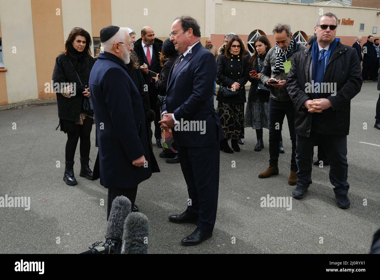 François HOLLANDE, ehemaliger Präsident und Yaakov MONSONEGO, Direktor der Ozar HaTorah Schule und Vater eines Opfers. Zehn Jahre nach den Anschlägen vom 2012. März in Toulouse und Montauban (Frankreich) wurde am 20. März 2022 in Toulouse eine Gedenkfeier zum Gedenken an die Opfer gefeiert. Die Staatsoberhäupter Israels und Frankreichs besuchten die Ohr-Torah-Schule (ehemals Ozar HaTorah), um einen Kranz am Fuße des „Baums des Lebens“ zu legen, ein Denkmal zu Ehren der Opfer. Damals waren zwischen dem 11. Und 19. März sieben Menschen von einem islamistischen Terroristen getötet worden (ein Soldat in Toulouse, 2 Soldaten in Mon Stockfoto