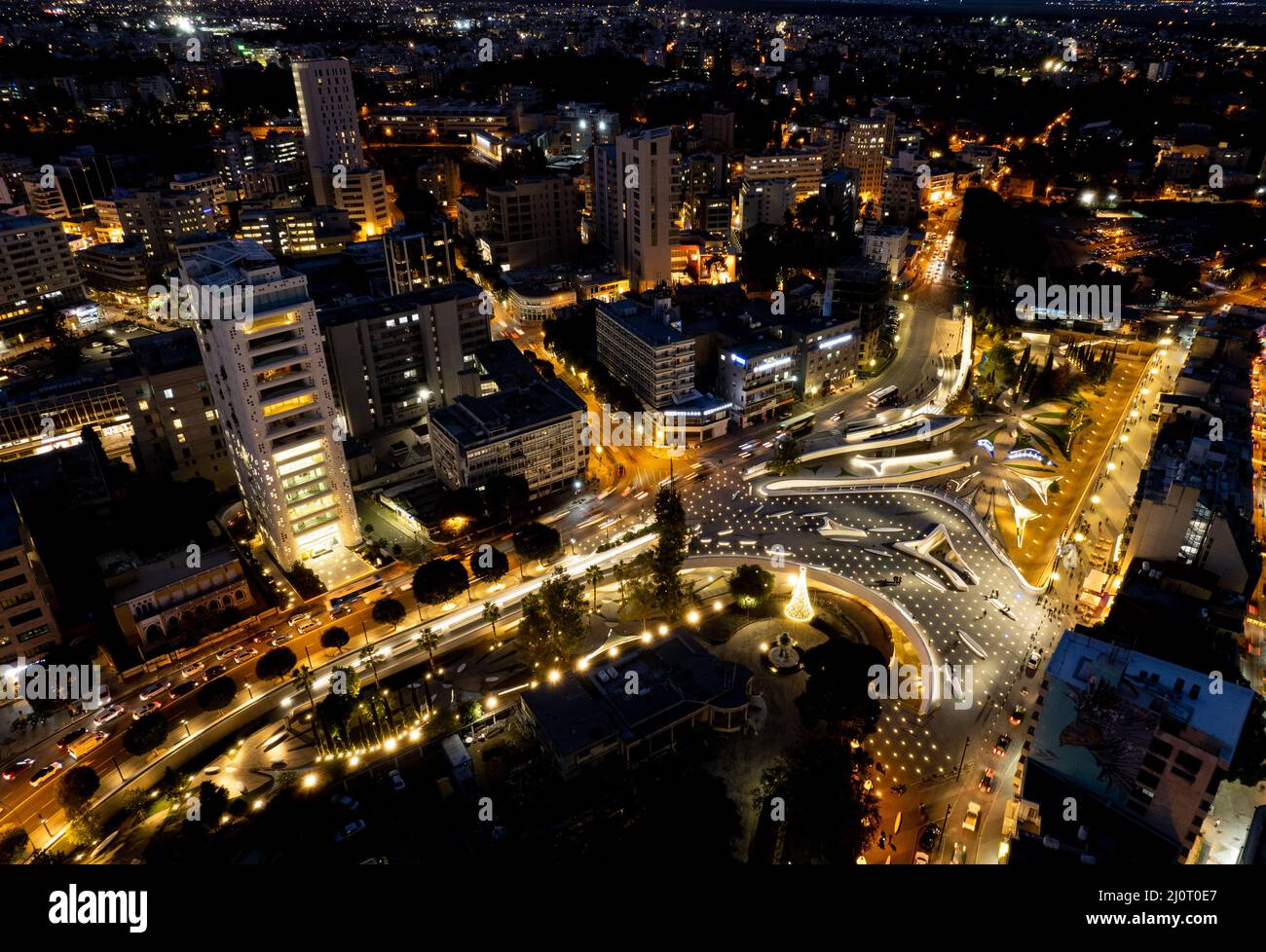 Luftdrohnenaufnahme des Stadtbildes von Nikosia in Zypern bei Sonnenuntergang Stockfoto