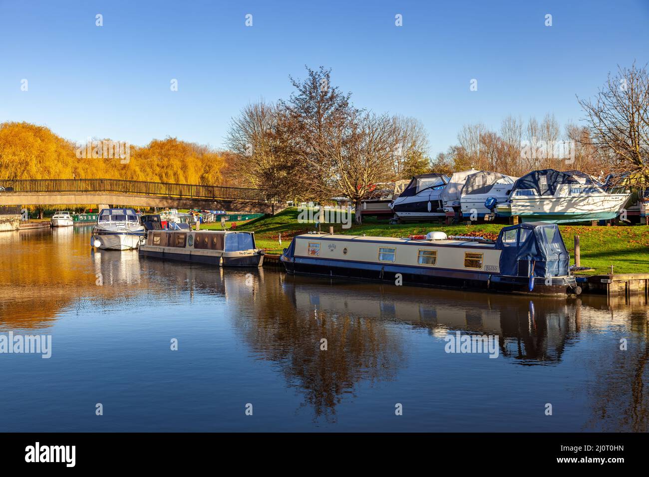 ELY, CAMBRIDGESHIRE, UK - NOVEMBER 23 : Blick entlang des Flusses Great Ouse bei Ely am 23. November 2012 Stockfoto