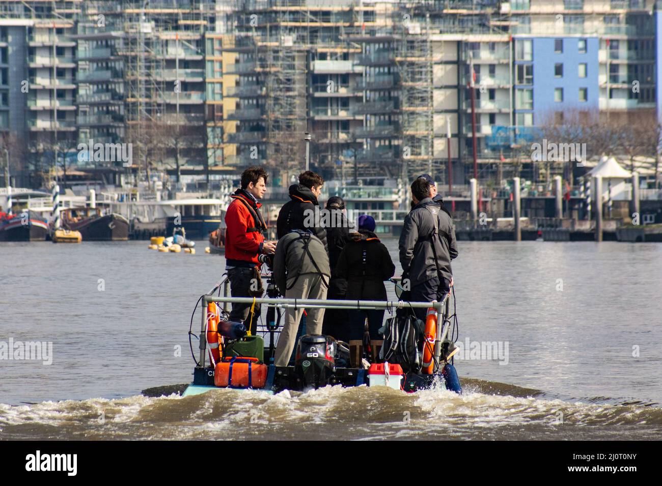 London, Großbritannien. 20. März 2022. Cambridge University Boat Club Blue Boat Vs. Oxford Brookes. Olympian Matthew Pinsent schiebt das Rennen zwischen den beiden Mannschaften der Männer aus, wobei Oxford Brookes CUBC Blue Boat auf einem Kurs, der an der Putney Bridge beginnt und in Chiswick endet, besiegt. Kredit: Peter Hogan/Alamy Live Nachrichten Stockfoto