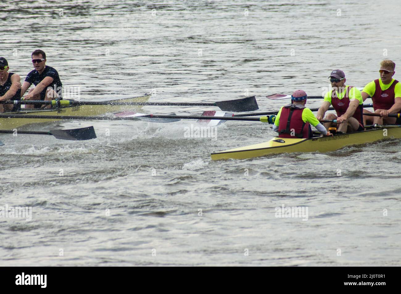 London, Großbritannien. 20. März 2022. Cambridge University Boat Club Blue Boat Vs. Oxford Brookes. Olympian Matthew Pinsent schiebt das Rennen zwischen den beiden Mannschaften der Männer aus, wobei Oxford Brookes CUBC Blue Boat auf einem Kurs, der an der Putney Bridge beginnt und in Chiswick endet, besiegt. Kredit: Peter Hogan/Alamy Live Nachrichten Stockfoto