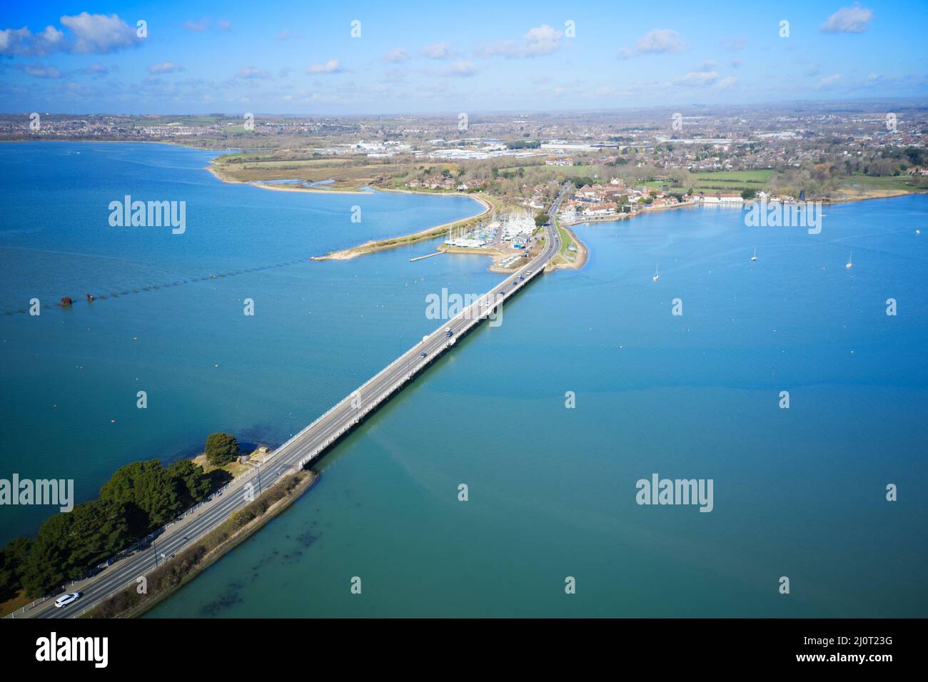 Langstone Brücke über Langstone Hafen in Richtung des Sailing Club am Ufer des Hafens, Aerial. Stockfoto