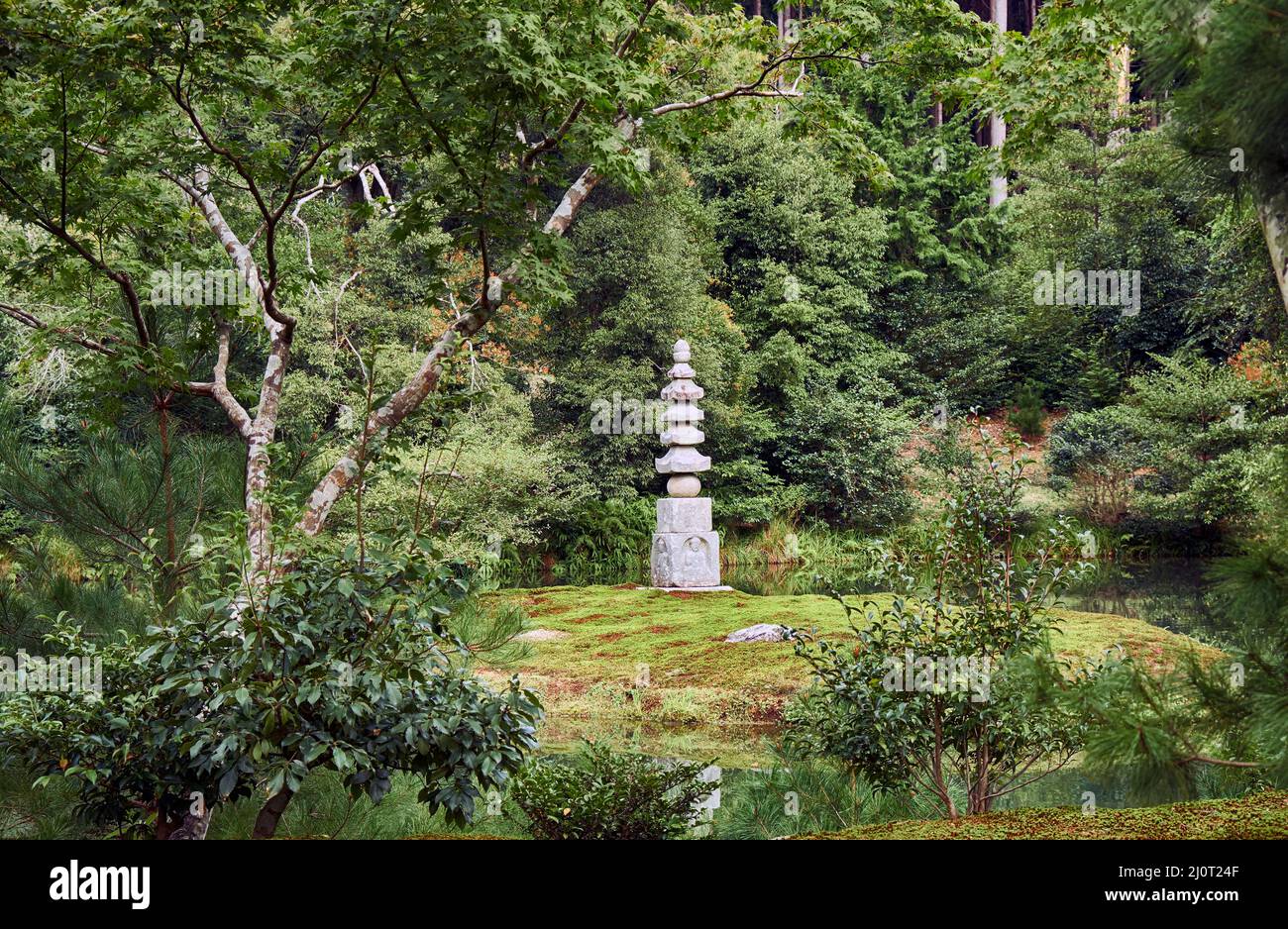 Weiße Schlangenpagode auf der Insel am Anmin-taku-Teich. Kinkaku-ji-Tempel. Kyoto. Japan Stockfoto