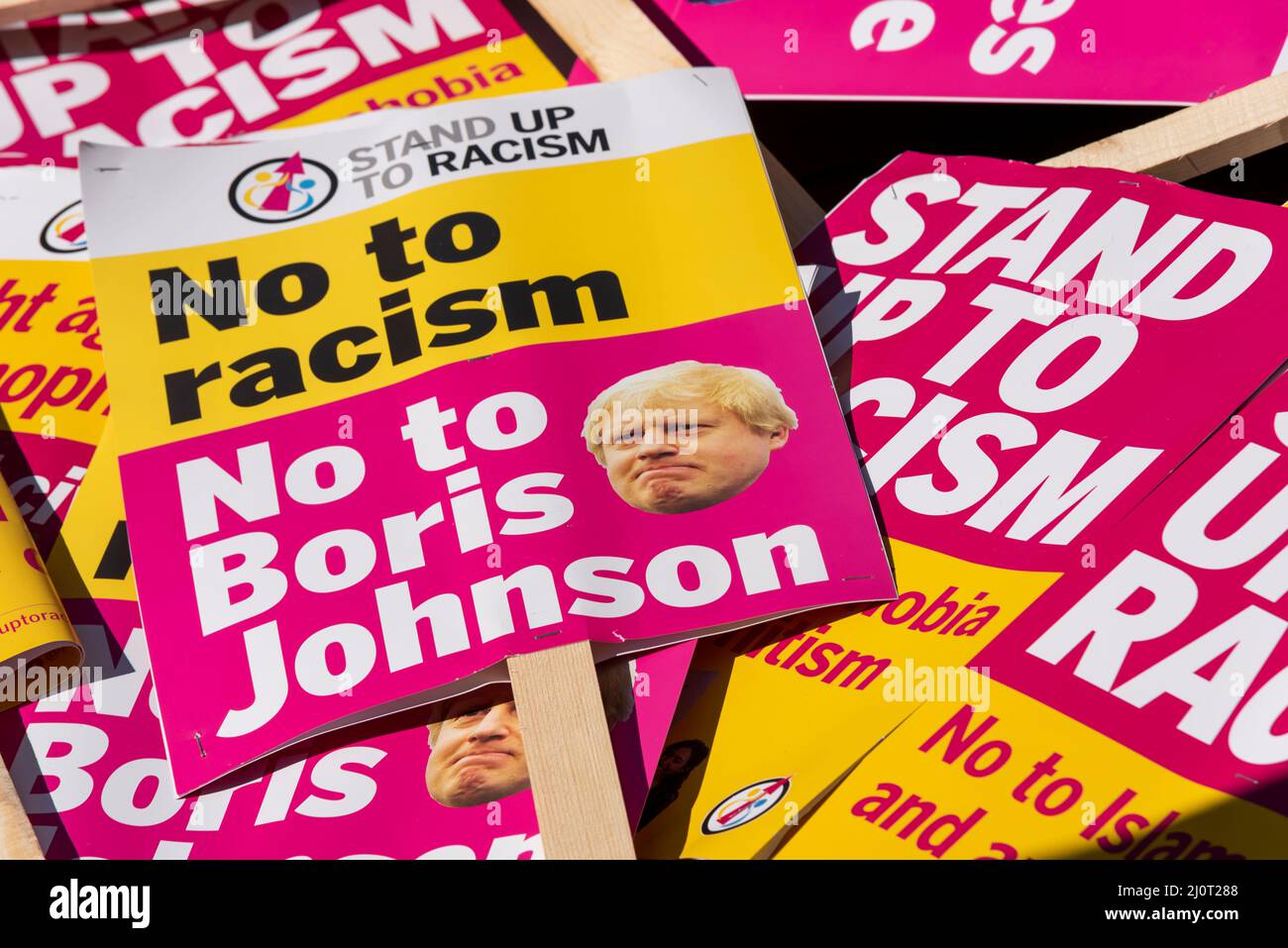 Protest in London am UN-Anti-Rassismus-Tag. Plakate für Demonstranten mit Premierminister Boris Johnson mit dem Text Nein zum Rassismus, Nein zu Boris Johnson Stockfoto