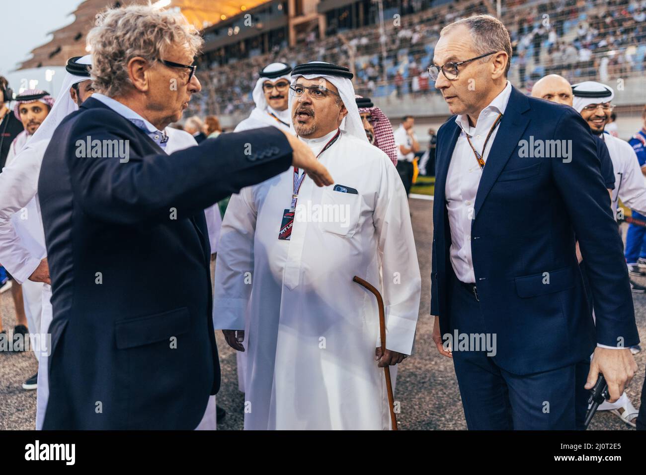 Sakhir, Bahrain. 20. März 2022. (L bis R): Hermann Tilke (GER) Circuit Designer; Kronprinz Shaikh Salman bin Isa Hamad Al Khalifa (BRN); und Stefano Domenicali (ITA), Formel-1-Präsident und CEO, am Start. 20.03.2022. Formel 1 Weltmeisterschaft, Rd 1, Großer Preis Von Bahrain, Sakhir, Bahrain, Wettkampftag. Bildnachweis sollte lauten: XPB/Press Association Images. Quelle: XPB Images Ltd/Alamy Live News Stockfoto