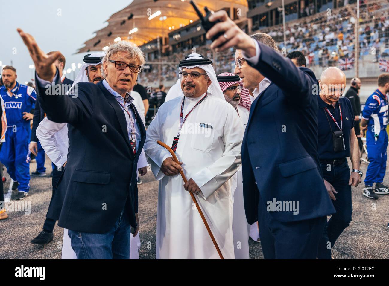 Sakhir, Bahrain. 20. März 2022. (L bis R): Hermann Tilke (GER) Circuit Designer; Kronprinz Shaikh Salman bin Isa Hamad Al Khalifa (BRN); und Stefano Domenicali (ITA), Formel-1-Präsident und CEO, am Start. 20.03.2022. Formel 1 Weltmeisterschaft, Rd 1, Großer Preis Von Bahrain, Sakhir, Bahrain, Wettkampftag. Bildnachweis sollte lauten: XPB/Press Association Images. Quelle: XPB Images Ltd/Alamy Live News Stockfoto