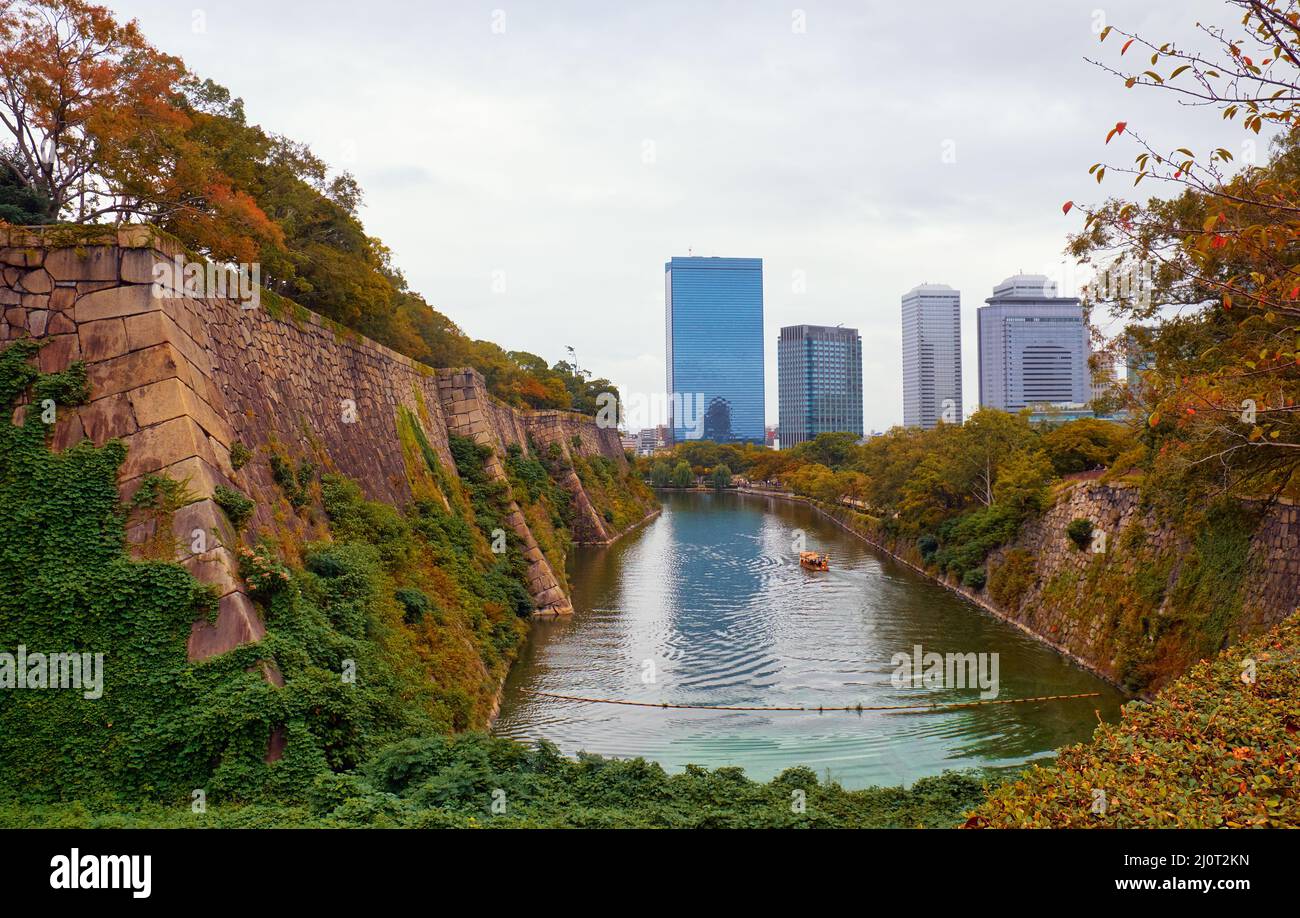 Innengraben der Burg von Osaka mit dem Osaka Business Park im Hintergrund. Osaka. Japan Stockfoto