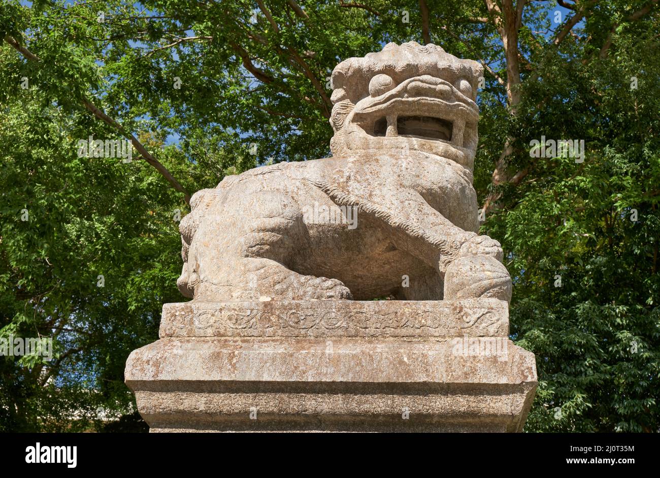 A-gyo Komainu Löwenhund bewacht den Eingang des Yasukuni-Schreines. Tokio. Japan Stockfoto