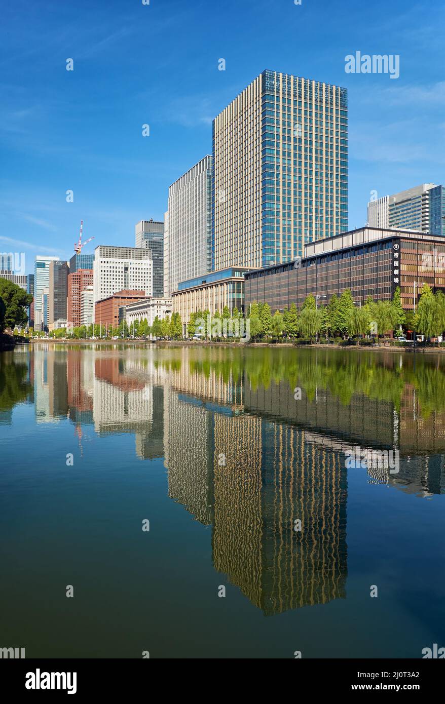 Wolkenkratzer des Marunouchi-Bezirks spiegeln sich im Wasser des äußeren Grabens der Burg Edo wider. Tokio. Japan Stockfoto