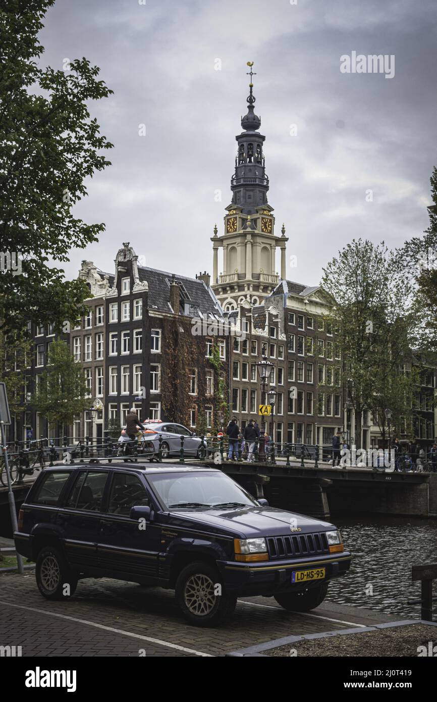 Vertikale Aufnahme eines klassischen Offroad-Autos, das in der Stadt geparkt ist. Jeep Cherokee Stockfoto