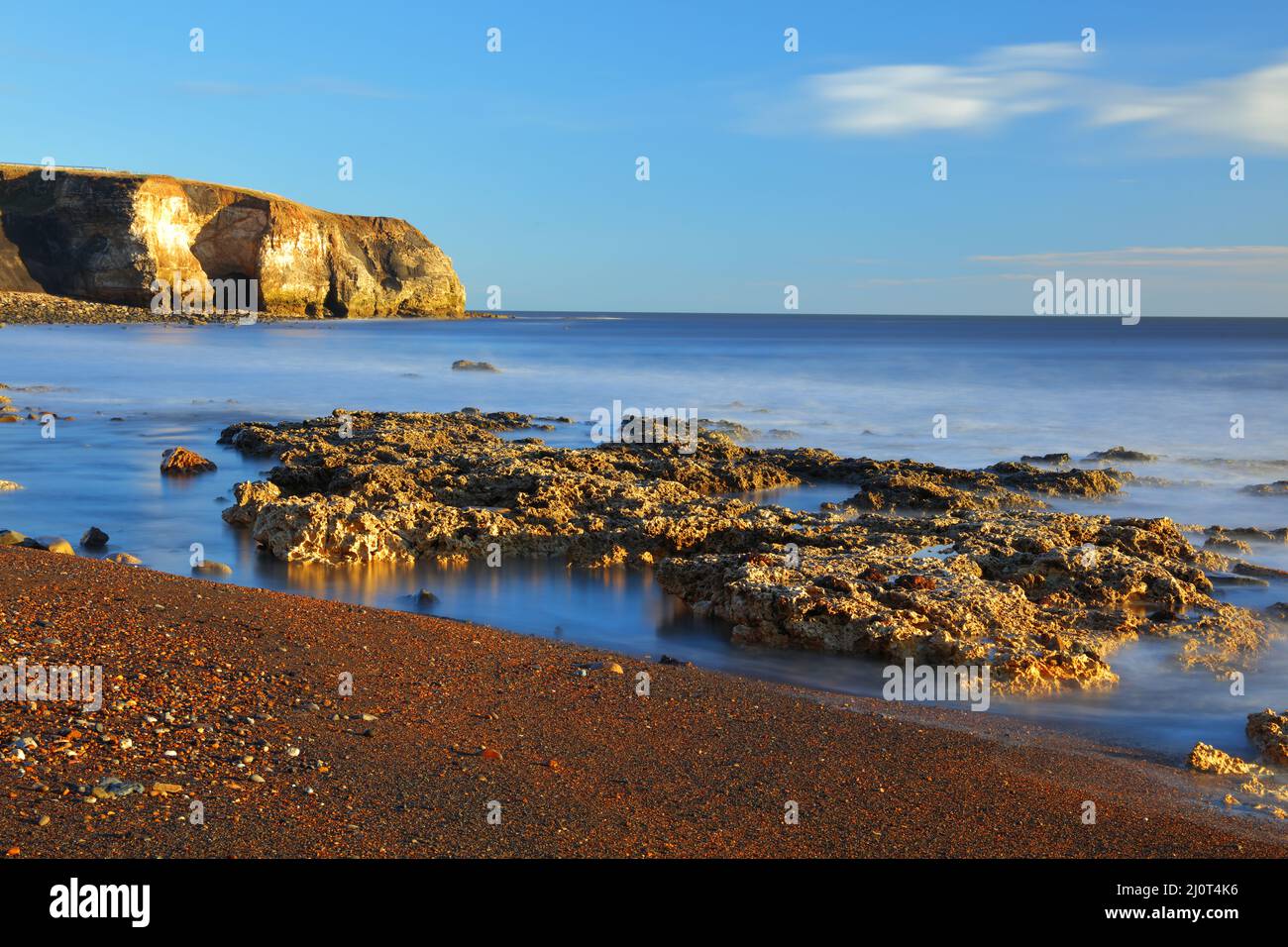 Morgenlicht am Blast Beach mit Magnesiumkalkfelsen im Vordergrund, Seaham, County Durham, England, Großbritannien. Stockfoto