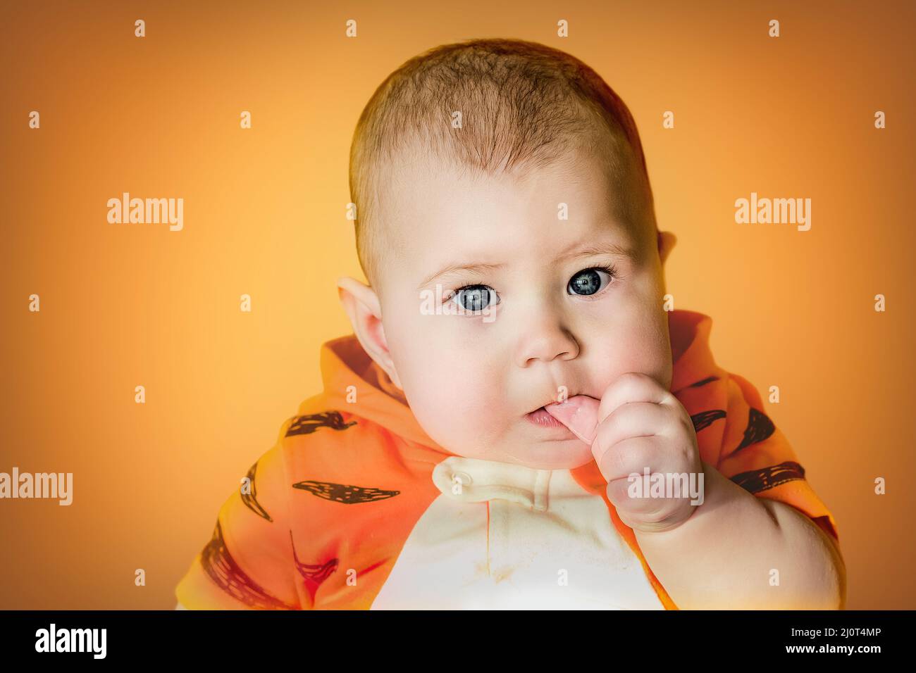 Kleines niedliches Baby im Tiger Kostüm Symbol Neujahr Stockfoto