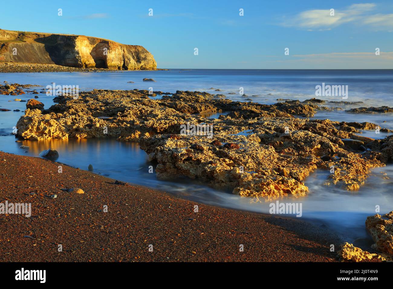 Morgenlicht am Blast Beach mit Magnesiumkalkfelsen im Vordergrund, Seaham, County Durham, England, Großbritannien. Stockfoto