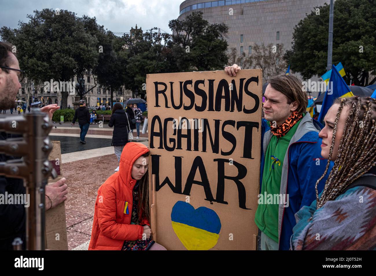 Barcelona, Spanien. 20. März 2022. Die Demonstranten halten während der Demonstration ein Plakat, auf dem ihre Meinung zum Ausdruck kommt. Ukrainische Bewohner in Katalonien mit einem permanenten Informationszentrum auf der Plaza de Catalunya organisieren täglich verschiedene Veranstaltungen zur Unterstützung der Menschen in der Ukraine und gegen die Invasionskräfte. Kredit: SOPA Images Limited/Alamy Live Nachrichten Stockfoto