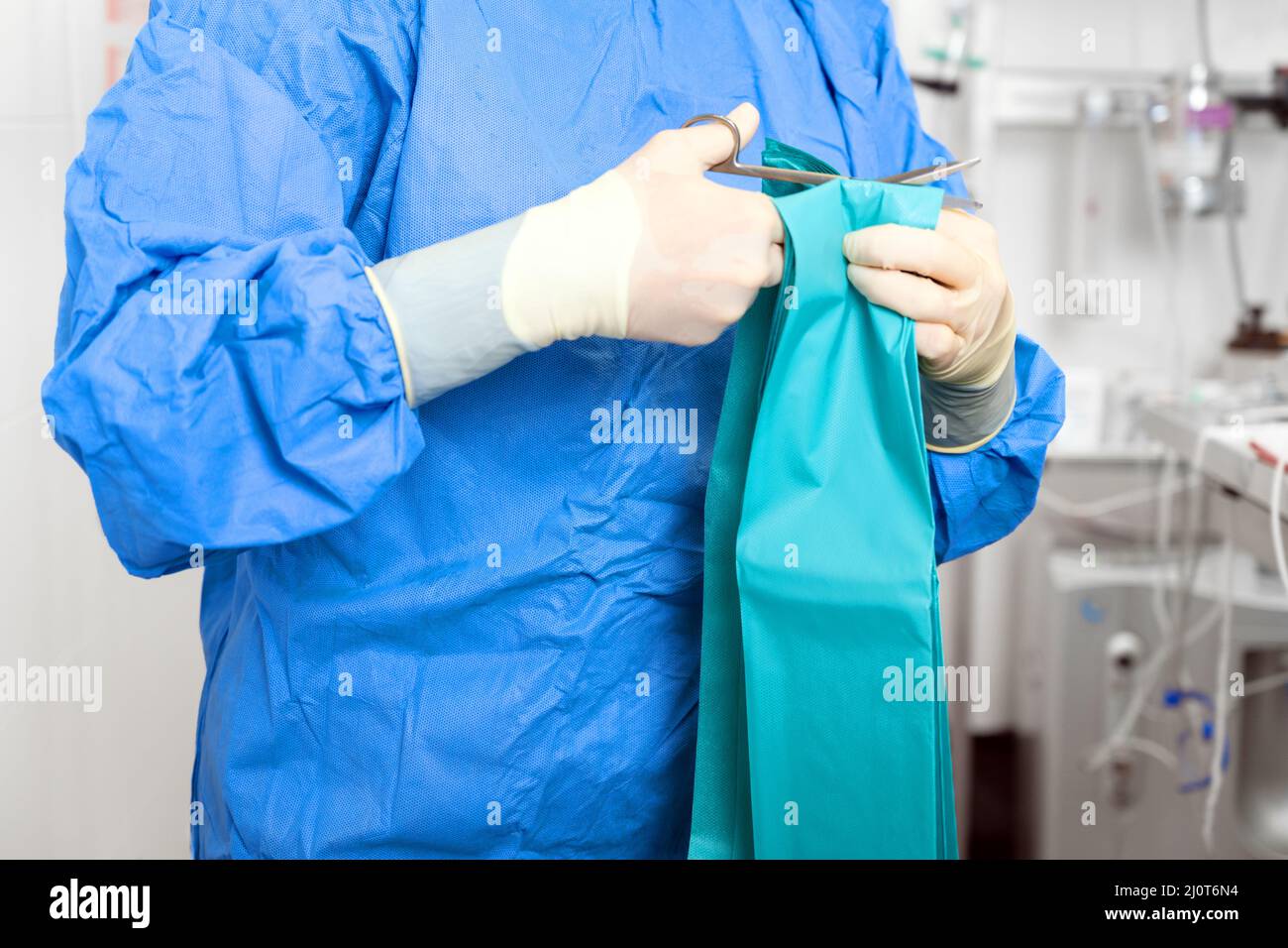 Weibliche Krankenschwester, die den Operationssaal für die Operation vorbereitet. Stockfoto