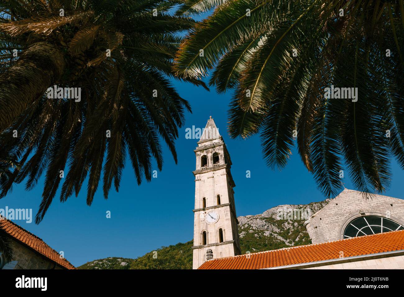 Blick von unten auf den Glockenturm der Kirche St. Nikolaus. Montenegro Stockfoto