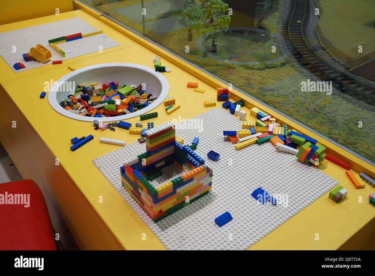 Moskau, Russland, Kinderspielzentrum, 02.16.2022. Lego. Konstrukteur von farbigen Plastikwürfeln und Figuren. Hochwertige Fotos Stockfoto
