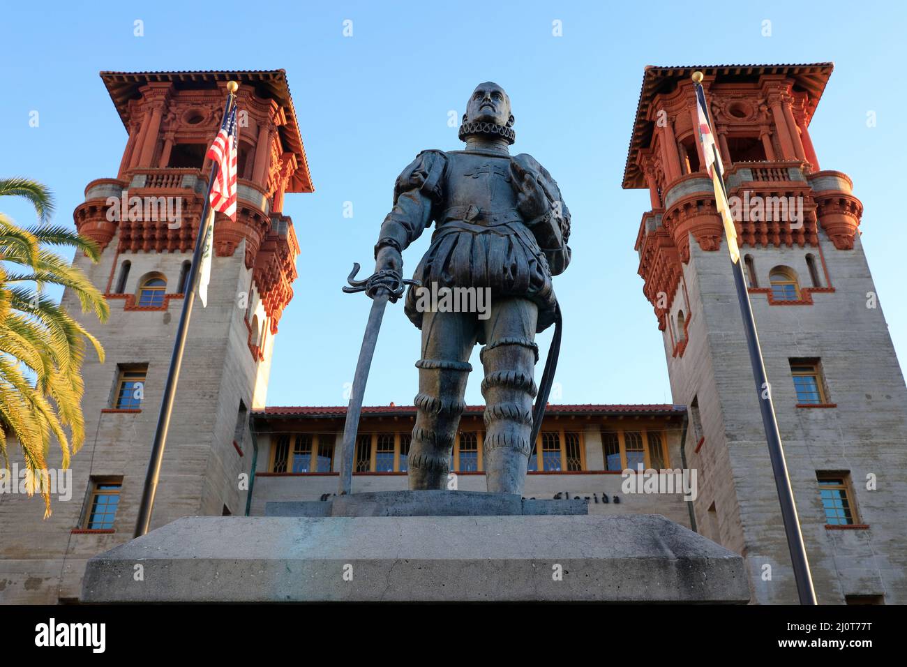 Die Statue von Pedro Menendez de Aviles mit Lightner Museum/Rathaus im Hintergrund.St.Augustine.Florida.USA Stockfoto