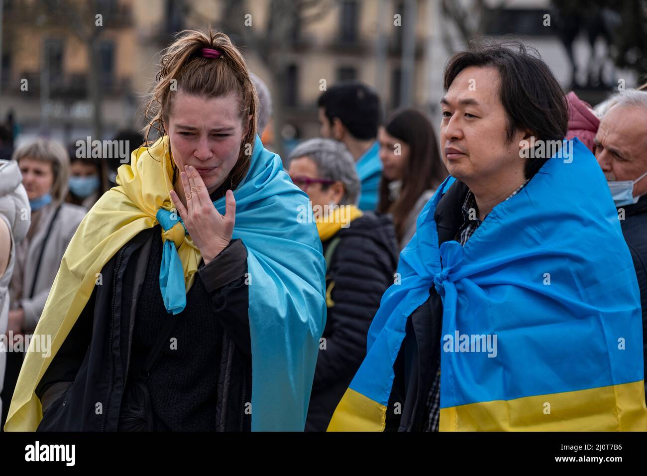 Barcelona, Spanien. 20. März 2022. Während der Demonstration sahen die Demonstranten, wie sie sich mit ukrainischen Fahnen bedeckten. Ukrainische Bewohner in Katalonien mit einem permanenten Informationszentrum auf der Plaza de Catalunya organisieren täglich verschiedene Veranstaltungen zur Unterstützung der Menschen in der Ukraine und gegen die Invasionskräfte. (Foto von Paco Freire/SOPA Images/Sipa USA) Quelle: SIPA USA/Alamy Live News Stockfoto