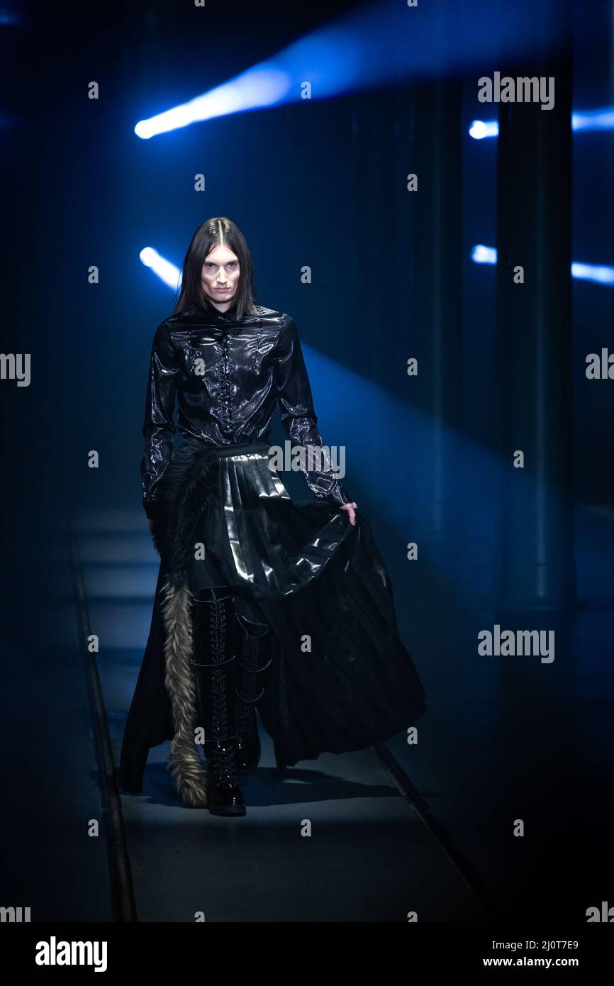 Porto, Portugal. 19. März 2022. Models Walk the Runway am letzten Tag der Portugal Fashion 50 Edition präsentierte die Kollektion Alves&Gonçalves einige ukrainische Models in Porto. Kredit: SOPA Images Limited/Alamy Live Nachrichten Stockfoto